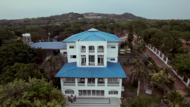 Letecký Pohled Zachycuje Ohromující Tropické Pláže Vila Uhnízděný Uprostřed Svěží — Stock video
