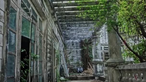 Eerie Fascination Forsaken House Decaying Interiors Outdoor Corridor Passage Time — Stock Video