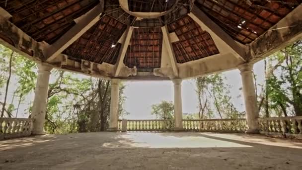 Der Eindringliche Reiz Eines Verwitterten Pavillons Geschmückt Von Einem Vorhang — Stockvideo
