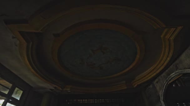 かつてエレガントな邸宅のフレスコ画とオーナート成形で飾られた希釈された天井のデザイン — ストック動画