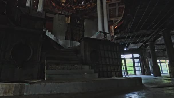 老旧的台阶揭示了风化混凝土中的故事 回荡着一座旧建筑的过去 — 图库视频影像
