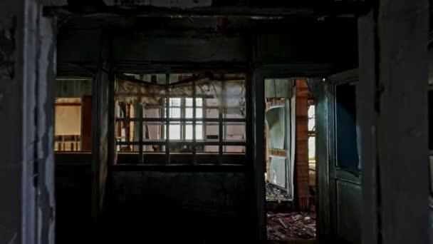 Dévoilant Passage Temps Caméra Traverse Les Cloisons Délabrées Une Maison — Video