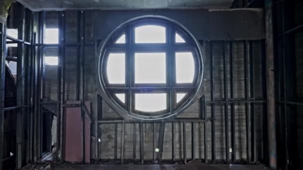 Ein Verwitterter Kreisförmiger Fensterrahmen Steht Als Einsamer Wächter Einer Einst — Stockvideo