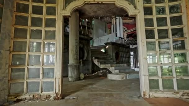 富丽堂皇的建筑 剥落的墙纸和被遗忘的遗物构成了一座曾经的宏伟豪宅 如今它已经褪色了 — 图库视频影像
