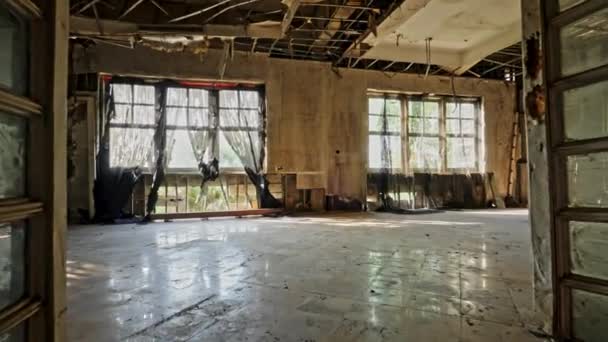 阳光透过精致的织物过滤 在一间废弃的房间的颓废的墙壁和地砖上投射出飘逸的图案 — 图库视频影像