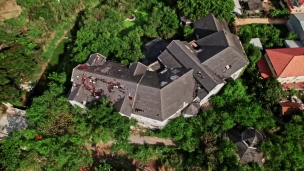 鸟瞰从上方拍摄的一座富丽堂皇 破败不堪的豪宅 — 图库视频影像