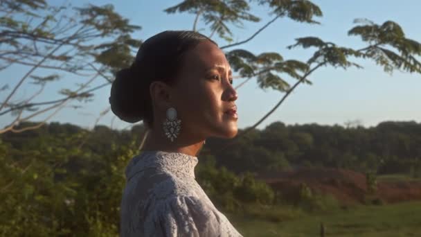 Měkké Sluneční Světlo Jemně Osvětluje Ženu Zdobenou Vousatým Účesem Čímž — Stock video