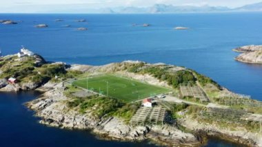 Nefes kesici bir hava perspektifinden deniz manzaralı, nefes kesici bir futbol stadyumu.