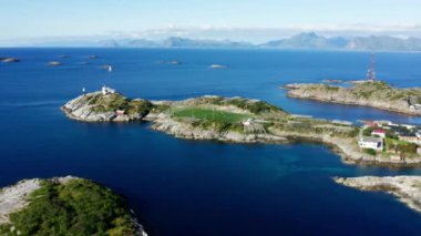 Okyanusun ve sıradağların büyüleyici zeminine karşı uyumlu bir futbol stadyumu.