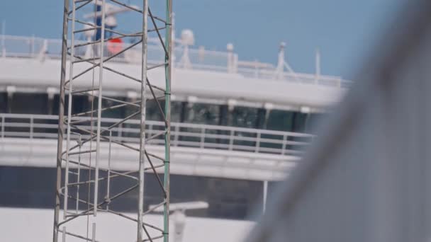 Close Estrutura Mastro Porto Hirtshals Contra Navio Partida Durante Dia — Vídeo de Stock