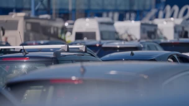 一排排的汽车整整齐齐地停泊在赫特萨尔港 沐浴在阳光灿烂的白昼 — 图库视频影像