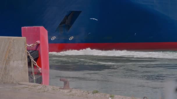 Gündüz Vakti Hirtshals Limanı Ndan Bir Feribot Zarifçe Denize Açılır — Stok video