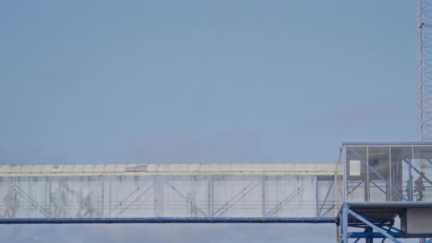Hirtshals Limanı Nın Yaya Köprüsü Mavi Gökyüzüne Karşı Gemilere Kusursuz — Stok video