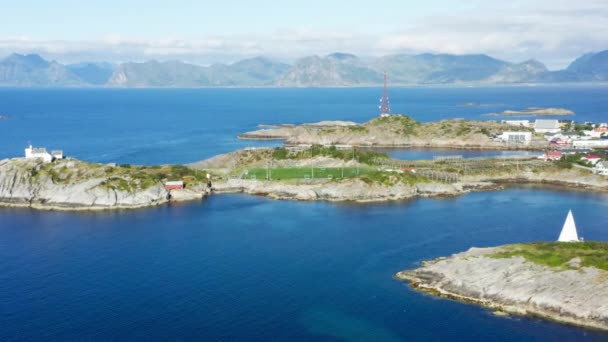 Fotbollsplan Inbäddad Vid Det Azurblå Havet Inramad Fjärran Majestätiska Berg — Stockvideo