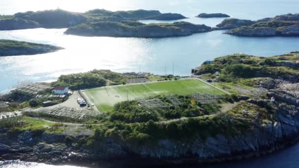 Flygbild Kustfotbollsplan Med Det Stora Fascinerande Blå Havet Som Bakgrund — Stockvideo