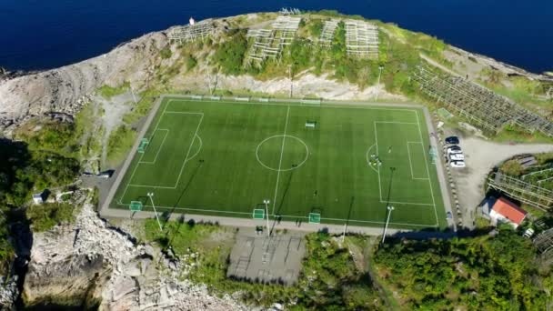 Flygbild Fotbollsplan Omgiven Det Öppna Havets Oändliga Vidd — Stockvideo