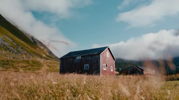 Malebná Červená Stodola Stojící Mezi Rozlehlými Poli Horami Modrou Oblohou — Stock video