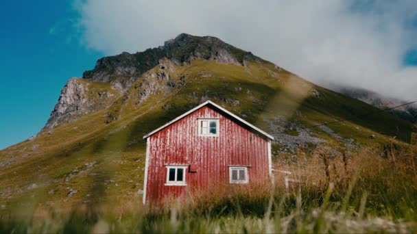 Старый Красный Амбар Расположенный Поле Фоне Величественной Горы — стоковое видео