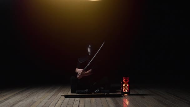 Ένας Έτοιμος Πολεμιστής Kendo Κάθεται Βαθιά Συγκέντρωση Κρατώντας Ένα Katana — Αρχείο Βίντεο