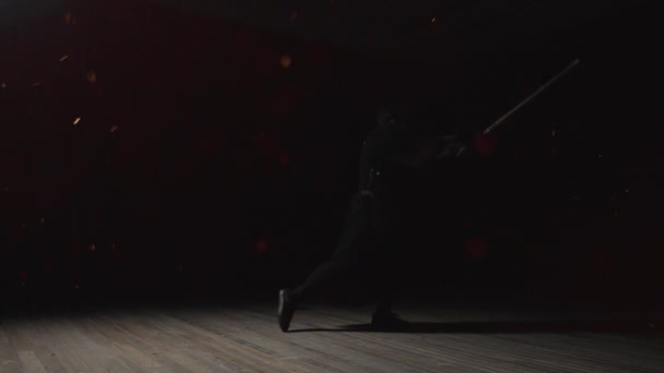 Hombre Vestido Con Kendogu Practica Balanceos Espada Hábilmente Dojo Oscuro — Vídeos de Stock