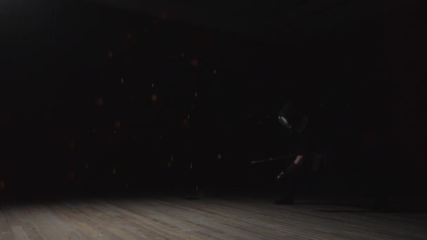 Hombre Traje Kendogu Muestra Impresionantes Acrobacias Kendo Dojo Oscuro Con — Vídeos de Stock