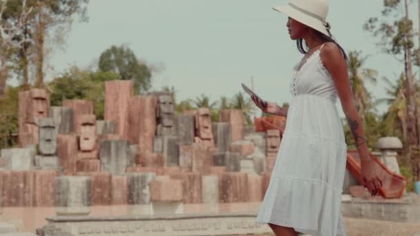 Une Femme Ornée Chapeau Soleil Capture Beauté Intemporelle Des Têtes — Video