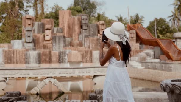 Mujer Vestido Blanco Prístino Explora Filma Las Cabezas Piedra Oasis — Vídeos de Stock