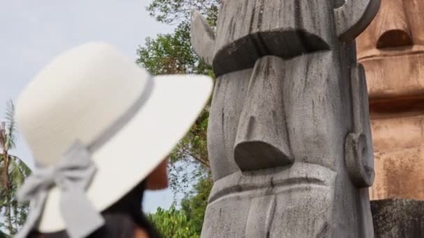 Tayland Chang Yıpranmış Gri Kahverengi Taş Kafalar Karşısında Zarif Bir — Stok video