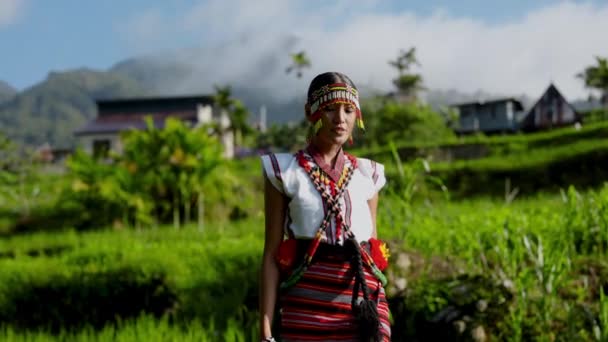 Een Vrouw Gekleed Traditionele Ifugao Kleding Ontspannen Wandelingen Omarmen Het — Stockvideo