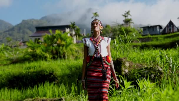 Een Vrouw Sierlijk Versierd Traditionele Ifugao Kledij Staat Midden Van — Stockvideo
