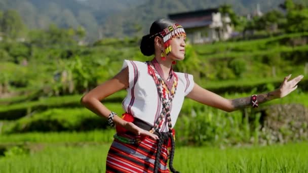 Kvinna Utför Graciöst Traditionell Dans Utsmyckad Ifugao Kläder — Stockvideo