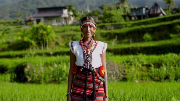 Жінка Традиційному Одязі Носить Широку Радісну Посмішку Стоячи Посеред Терасованих — стокове відео