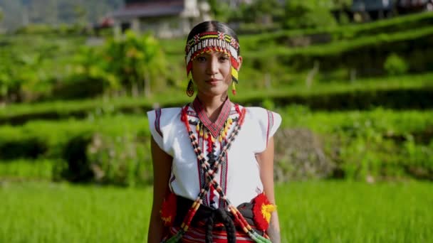 Receding Shot Showing Woman Standing Handwoven Traditional Outfit Field Daytime — Stock Video
