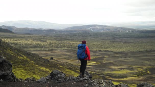 Raudhaskal Kraterinin Yakınındaki Bir Kayanın Üzerinde Duran Ceketli Sırt Çantalı — Stok video
