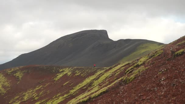在乌云密布的一天 一名徒步旅行者站在Hekla火山附近的Raudhaskal火山口上 拍摄了一张广角倾斜的照片 — 图库视频影像