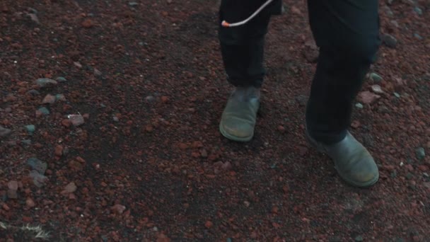 Egy Közeli Felvétel Egy Túrázó Lábáról Ahogy Lassított Felvételen Sétál — Stock videók