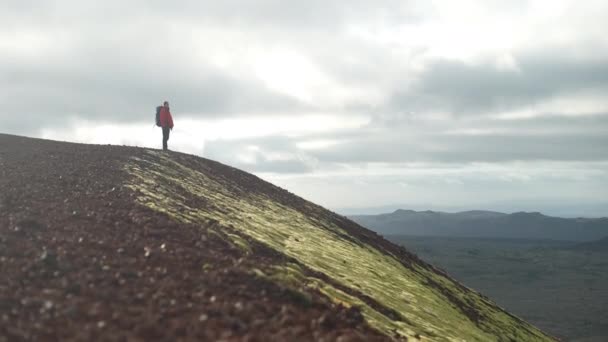 Homme Tient Sur Sol Volcanique Rouge Cratère Raudhaskal Regardant Paysage — Video