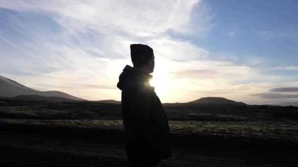 在美丽的落日下 一个人影的轮廓 一个人在欣赏劳德哈斯卡陨石坑的地形 — 图库视频影像