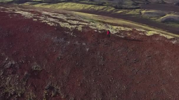 Een Snel Vliegende Drone Zweeft Een Wandelaar Raudhaskal Krater Met — Stockvideo