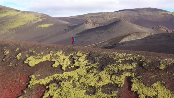 Drone Voa Sobre Homem Caminhando Cratera Raudhaskal Enquanto Aproxima Terreno — Vídeo de Stock