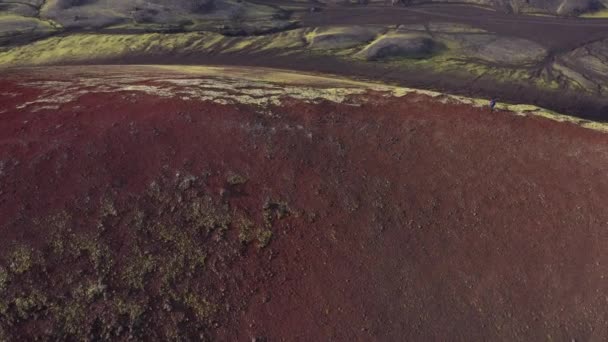 Zdjęcie Lotnicze Turysty Stojącego Skraju Krateru Raudhaskal Jego Kolorowego Czerwono — Wideo stockowe