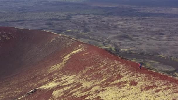 Una Amplia Toma Aérea Excursionista Cráter Raudhaskal Enorme Terreno Negro — Vídeos de Stock