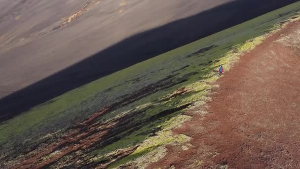 Photo Aérienne Panoramique Randonneur Sur Cratère Islandais Raudhaskal Montrant Son — Video