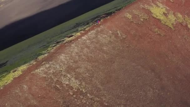 Drone Paira Sobre Homem Caminhando Longo Borda Cratera Raudhaskal Dia — Vídeo de Stock