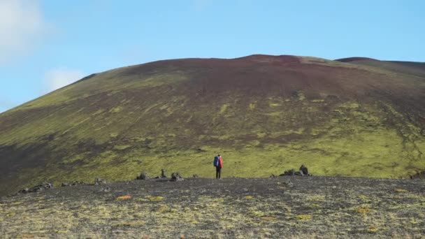 Weitwinkelaufnahme Eines Wanderers Der Fuße Des Berühmten Raudhaskal Kraters Island — Stockvideo