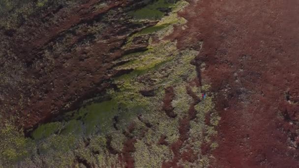 Drone Beelden Van Een Man Wandelen Raudhaskal Krater Zijn Schaduw — Stockvideo