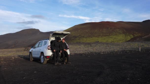 Park Halindeki Arabanın Bagajında Arkadaşının Yanında Oturan Raudhaskal Kraterinin Yanındaki — Stok video