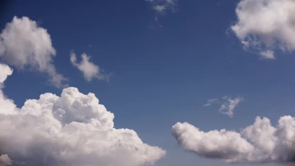 Den Blå Himlen Prydd Med Orörda Vita Cumulus Moln Som — Stockvideo