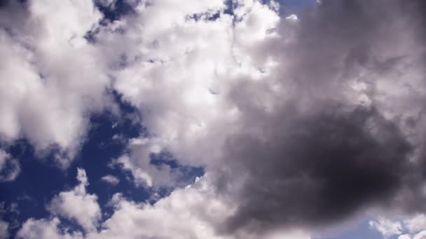 Den Fridfulla Skönheten Moln Som Driver Den Expansiva Azurblå Himlen — Stockvideo