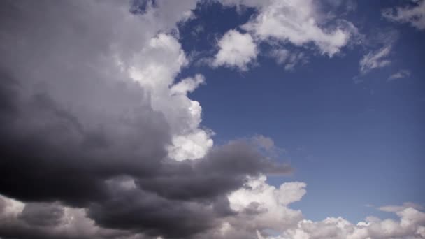 Nuvole Muovono Con Una Tranquilla Eleganza Proiettando Ombre Mutevoli Creando — Video Stock